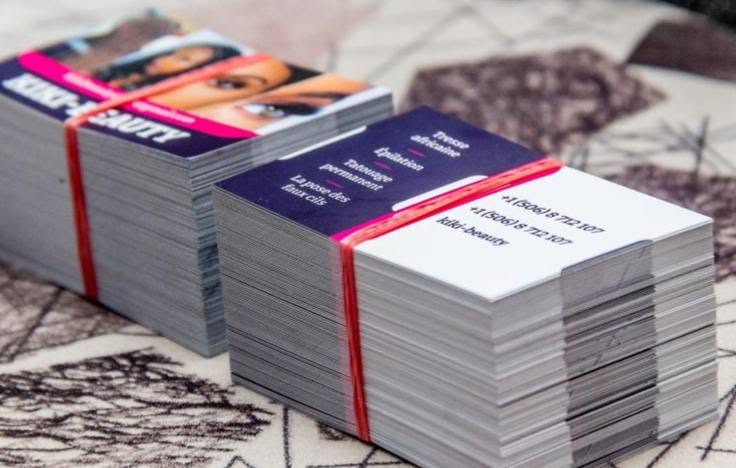 Cartes de visite imprimées, rangées en piles